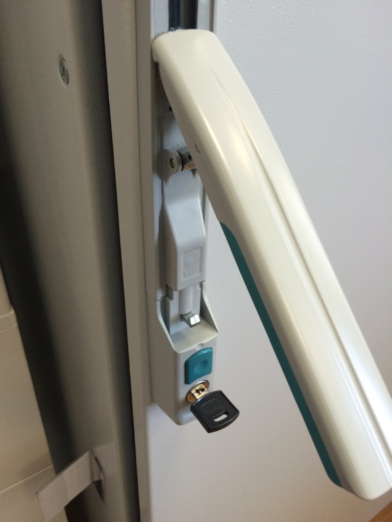 Дверная ручка для электротехнического шкафа серии EMS