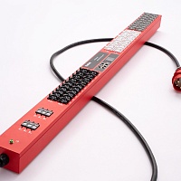 PDU Local Metered | Локальное измерение по вводу, верт., 3-фазный ввод, 16A, 380-415В, 42 х универс. роз. С13/С19 (макс. 16А), ШхВхГ: 55х1712х55,4 мм