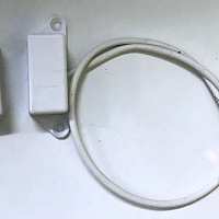 Датчик открытия двери на основе геркона и задающего элемента.